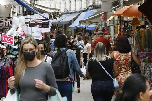 Confiança dos consumidores avança 3,8 pontos em abril