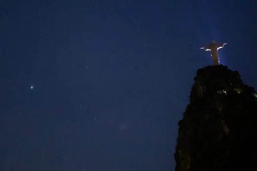 Cometa Leonard ilumina o céu do Rio ao lado do Cristo Redentor