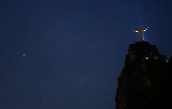 Cometa Leonard ilumina o céu do Rio ao lado do Cristo Redentor