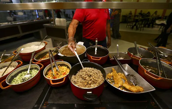 Gastos com alimentação fora de casa somaram R$ 164