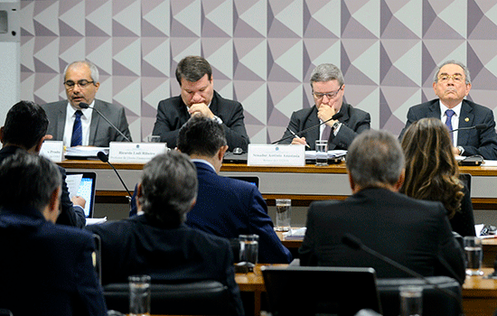 Professor defende práticas fiscais na comissão do Senado