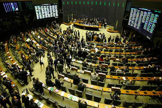 Governo apura 19 votos pró-reforma da Previdência em comissão