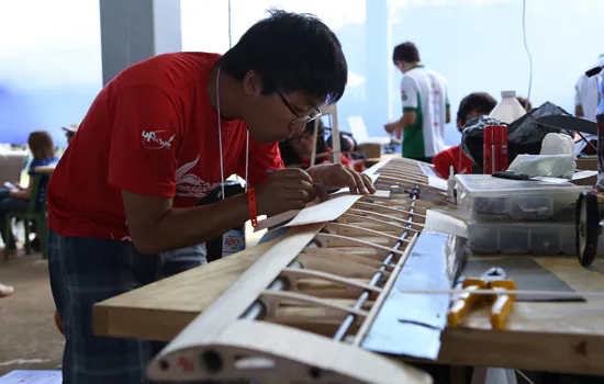 Estudantes constroem aviões para Competição SAE BRASIL AeroDesign