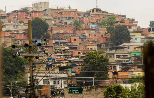 Criança de 11 anos e jovem de 19 morrem baleadas em comunidade do Rio