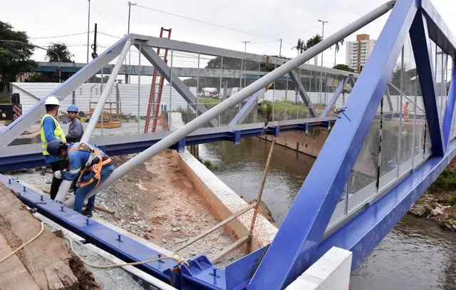 Obras do Complexo Santa Teresinha avançam com instalação de passarela metálica