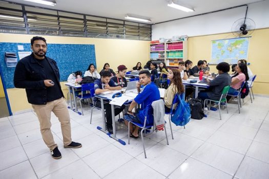 Governo de SP lança edital para concurso público que vai contratar 15 mil professores