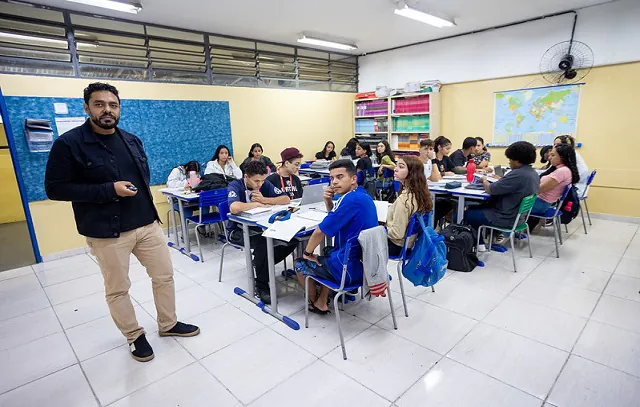 Governo de SP lança edital para concurso público que vai contratar 15 mil professores