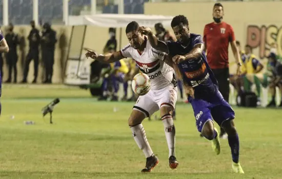 Confiança vence Botafogo-SP em jogo com baixo nível técnico