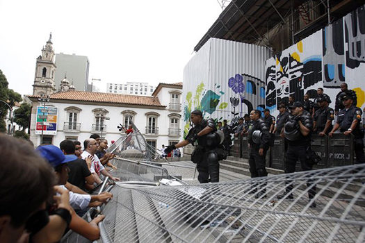 PM e servidores entram em confronto em manifestação na frente da Alerj