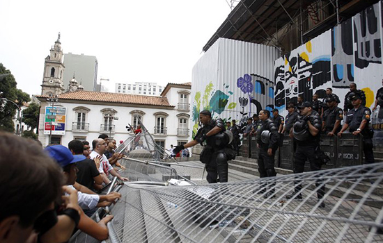 PM e servidores entram em confronto em manifestação na frente da Alerj