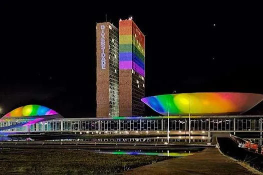 No Dia do Orgulho  LGBTQIA+ , Congresso é iluminado com as cores do arco-íris