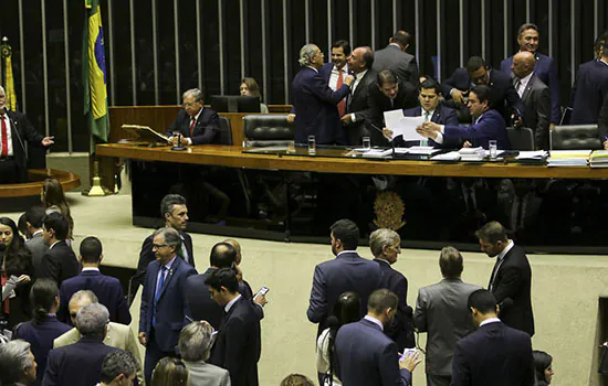 Veto presidencial sobre notícias falsas é derrubado no Congresso