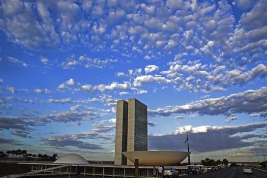 Parlamentares esticam feriado e voltam no dia 19