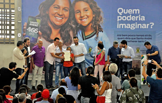 Santo André entrega 924 escrituras a moradores do Conjunto Alzira Franco II