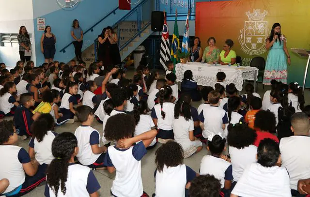 Emeb Rachel de Queiroz dá posse aos novos representantes do Conselho e Grêmio Curumim