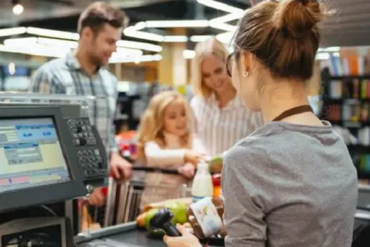 Sentimento do consumidor nos EUA sobe a 64,9 em janeiro, na leitura final