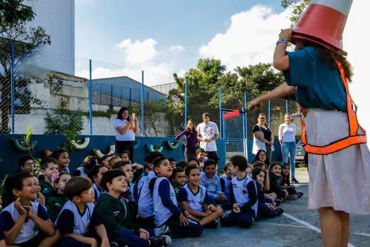 Escola de São Caetano recebe grupo de contação de histórias em Libras