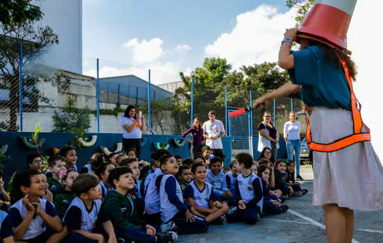 Escola de São Caetano recebe grupo de contação de histórias em Libras