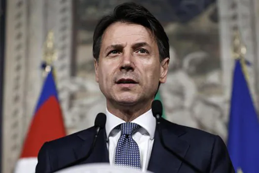 Primeiro-ministro da Itália, Giuseppe Conte renuncia ao cargo