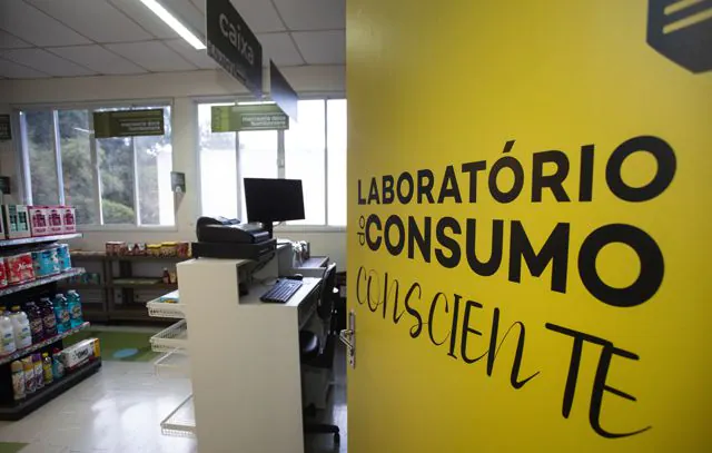 COOP colabora com a montagem do laboratório de consumo do Colégio Embraer