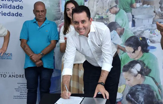 Santo André firma novo contrato com cooperativas de reciclagem