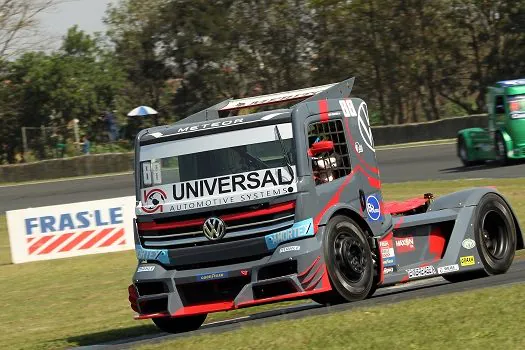 Beto Monteiro faz barba, cabelo e bigode no sábado da Copa Truck em Curitiba