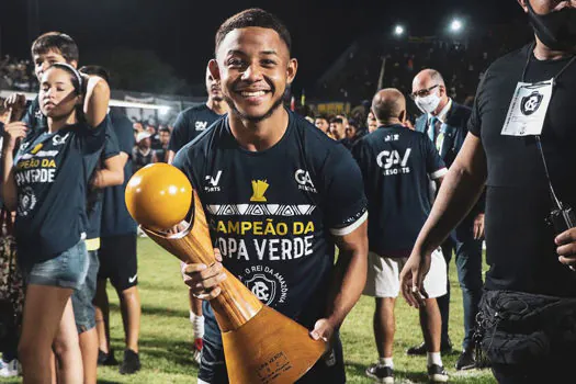 Copa de futebol sustentável entrega troféus de madeira certificada