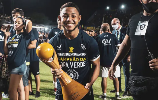 Copa de futebol sustentável entrega troféus de madeira certificada