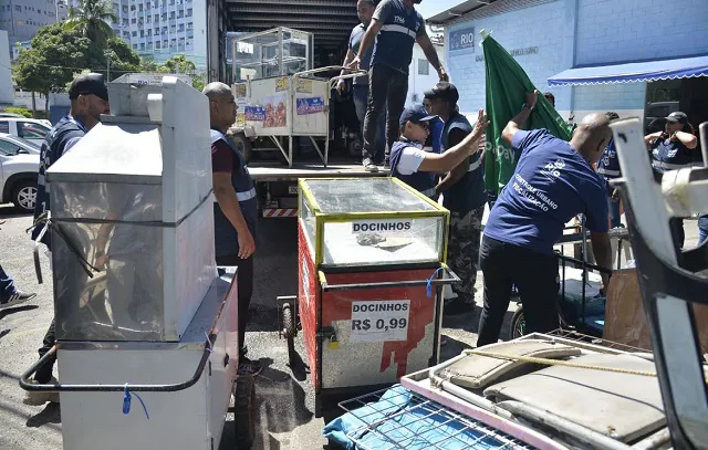 Fiscalização apreende mercadorias contaminadas em Copacabana