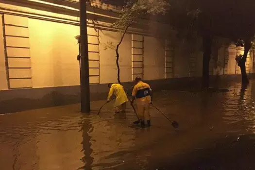 Rio registra 64 ocorrências com pancadas de chuva; deslizamento atinge quatro casas