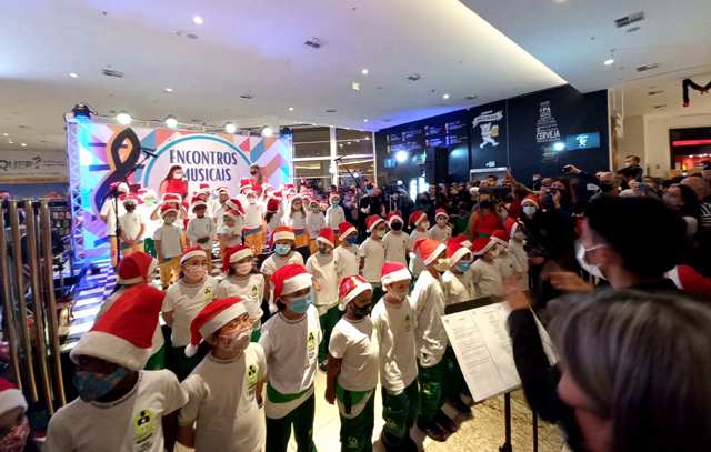 Apresentações natalinas encantam público no Atrium Shopping