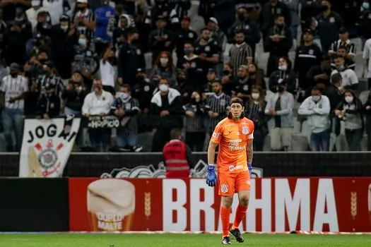 Corinthians pede para torcida respeitar protocolos em estádio para evitar punição