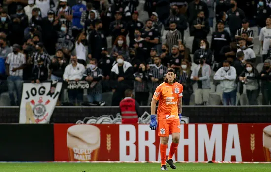 Corinthians pede para torcida respeitar protocolos em estádio para evitar punição