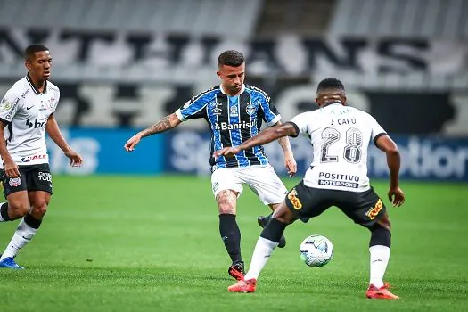 Jogando em casa, Corinthians fica com 2 a menos e consegue bom empate contra o Grêmio