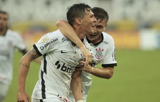 Cazares e Mateus Vital marcam e garantem última vitória do Corinthians no ano