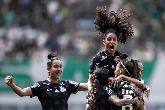 Corinthians goleia Palmeiras e vai à final