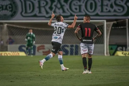 Coritiba vence Atlético-GO e fica fora do Z4