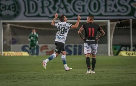 Coritiba vence Atlético-GO e fica fora do Z4