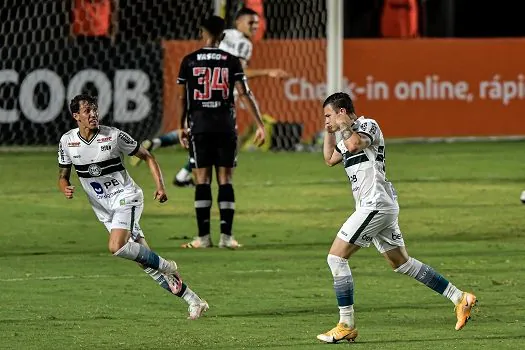 Com um jogador a mais, Coritiba vence Vasco fora de casa e ainda sonha com a permanência