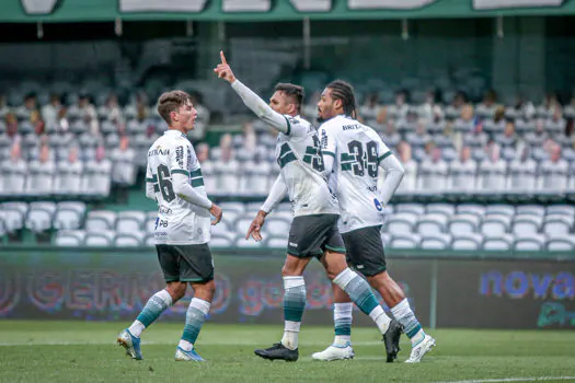 Em jogo de baixo nível técnico, Vasco sofre gol no final e é derrotado pelo Coritiba