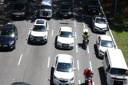 Prefeitura de SP anuncia mais 220 km de faixa azul para motos