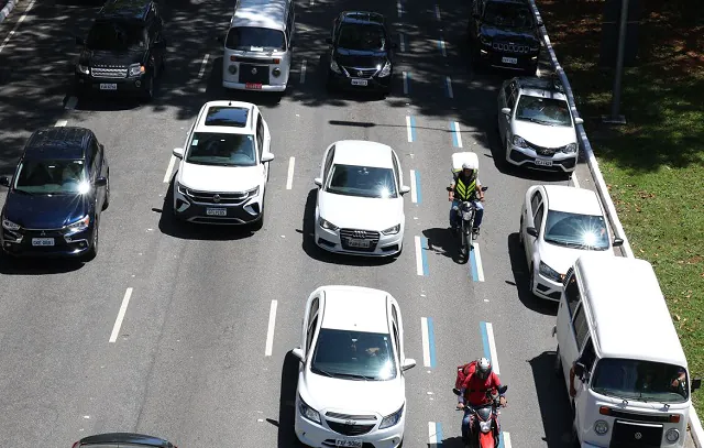 Prefeitura de SP anuncia mais 220 km de faixa azul para motos