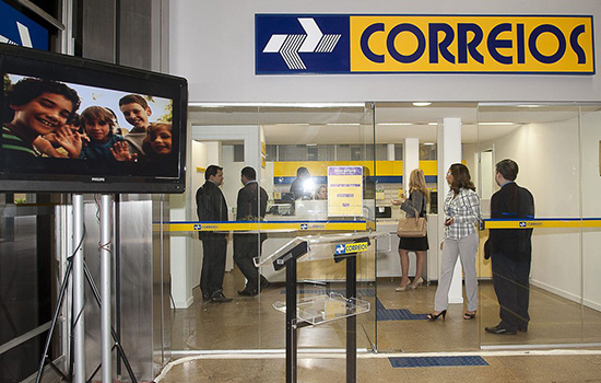 Funcionários dos Correios suspendem greve