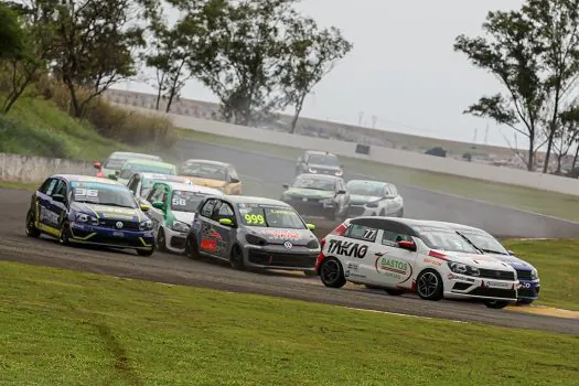 Sábado em Londrina é marcado por corridas e grandes duelos na Turismo Nacional