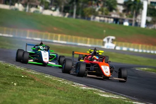 Clerot põe a mão na taça. Barrichello e Giaffone vencem na F4 Brasil em Goiânia