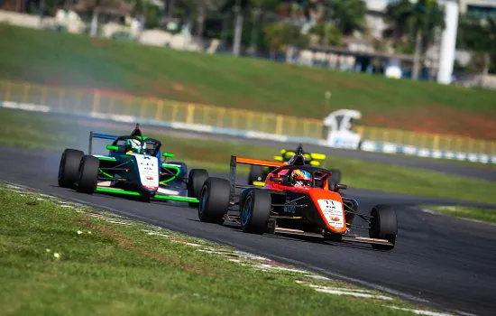 Clerot põe a mão na taça. Barrichello e Giaffone vencem na F4 Brasil em Goiânia