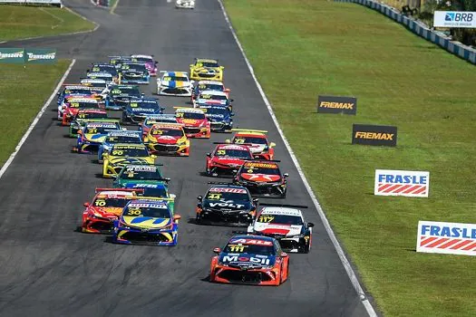 Gaetano Di Mauro vence 1ª prova da 6ª etapa da Stock Car; Bruno Baptista leva 2ª_x000D_