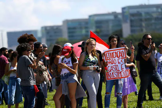 Atos em várias cidades pedem manutenção de verbas para universidades