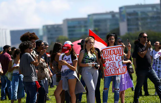 Atos em várias cidades pedem manutenção de verbas para universidades