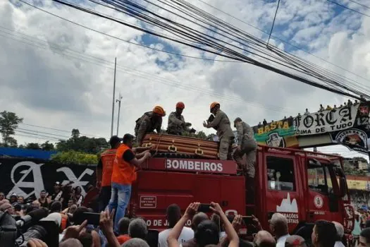 Maior ídolo do Vasco, Roberto Dinamite é sepultado em Caxias, no RJ